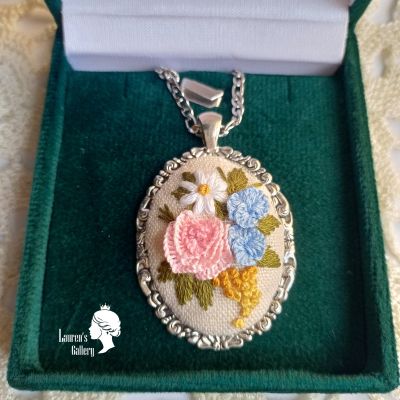 قلادة مطرزة 