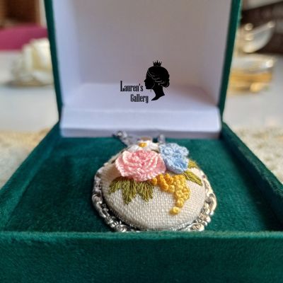 قلادة مطرزة 