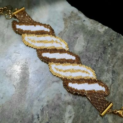 إسورة بمجسم ورق الشجرر من خرز الميوكى