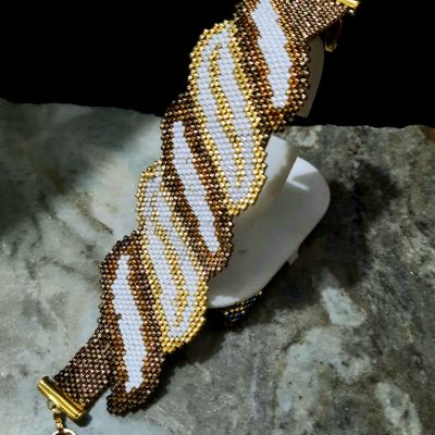 إسورة بمجسم ورق الشجرر من خرز الميوكى