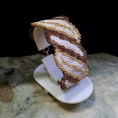 إسورة بمجسم ورق الشجرر من خرز الميوكى