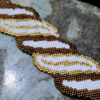 إسورة بمجسم ورق الشجرر من خرز الميوكى