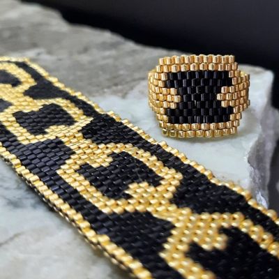 مجموعة الحلقات المترابطة من خرز الميوكى