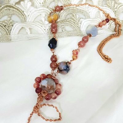 🧡🧡 عقد هاندميد مميز بعليقة وردة والعقد مرصع بالعقيق والأماتيست مع النحاس الأحمر 