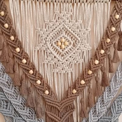 جدارية بفن المكرمية