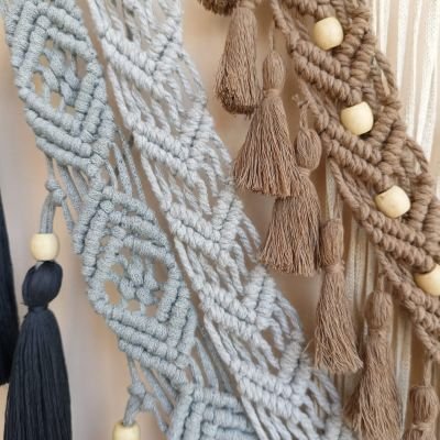 جدارية بفن المكرمية