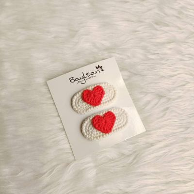 اتنين كلبس.. مغطى بقلب أحمر