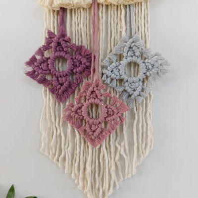 سحابة مكرمية باسم الطفل 