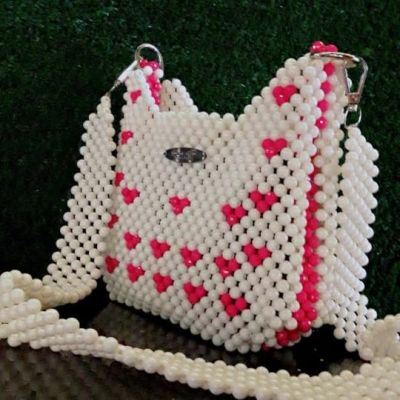  شنطة خرز ابيض * فوشيا قلوب 