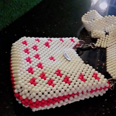  شنطة خرز ابيض * فوشيا قلوب 