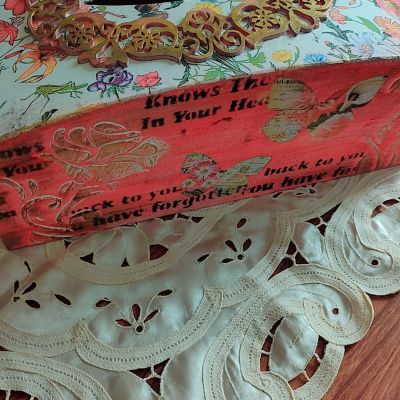 صندوق المناديل بالديكوباج 