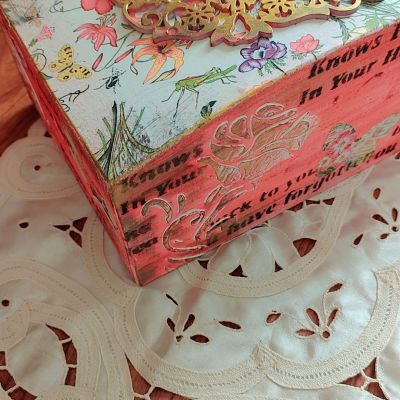 صندوق المناديل بالديكوباج 