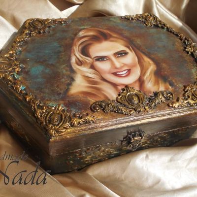 صندوق خشبي عتيق بصورتك