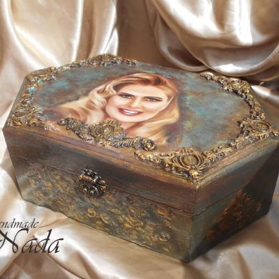 صندوق خشبي عتيق بصورتك