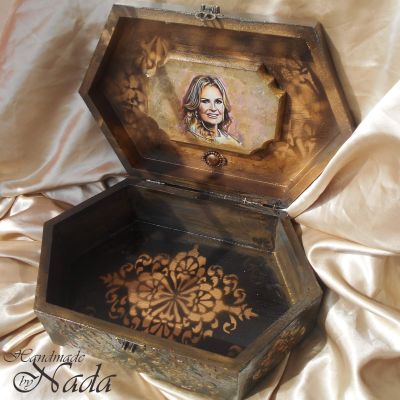صندوق خشبي عتيق بصورتك