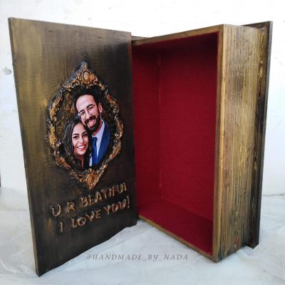 صندوق خشبي عتيق شكل كتاب