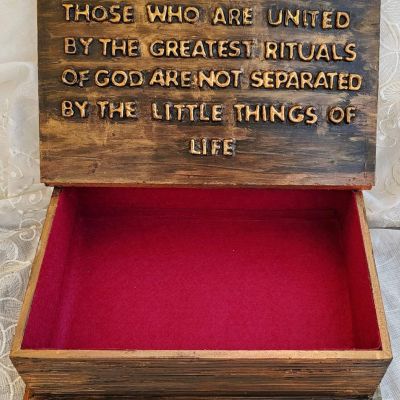 صندوق خشبي عتيق شكل كتاب