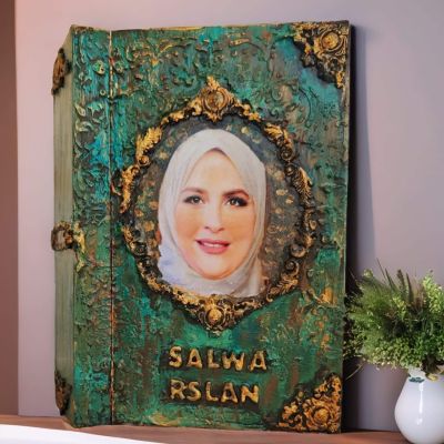 صندوق خشبي عتيق شكل كتاب