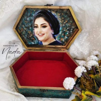 صندوق مخصوص بصورتك واسمك محفور من الخارج 