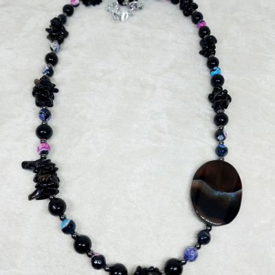 عقد من احجار العقيق 