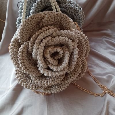 شنطه كروشيه علي شكل ورده 