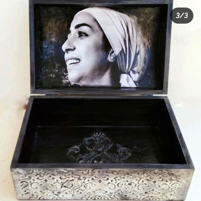 صندوق ابيض واسود مخصوص بصورتك واسمك 