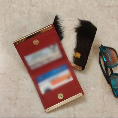 محفظة حمراء