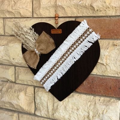 تعليقه خشبيه على شكل قلب 