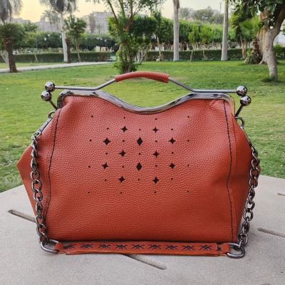 شنطه من الجلد الطبيعي