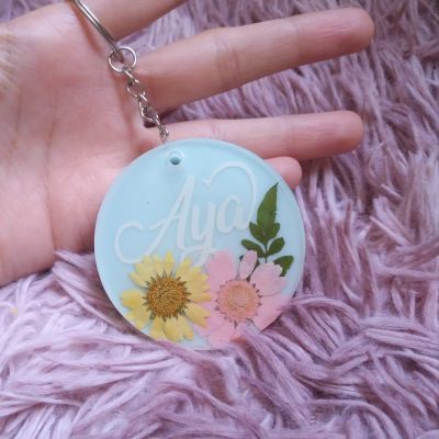 Resin key chain with dry flowers 