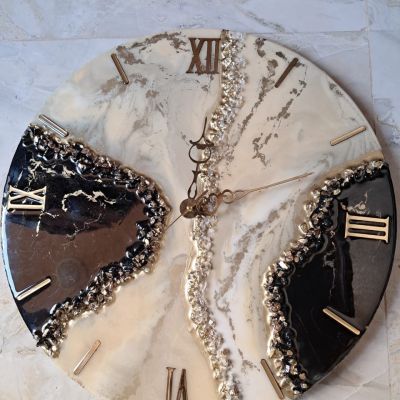 ساعة حائط من الريزن