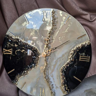 ساعة حائط من الريزن