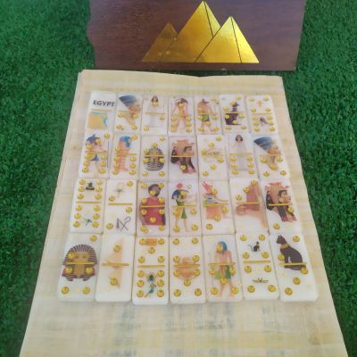 دومينو ريزن بتصميم مصري قديم