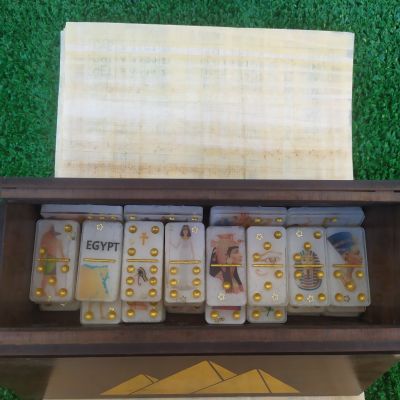 دومينو ريزن بتصميم مصري قديم