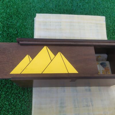 دومينو ريزن بتصميم مصري قديم