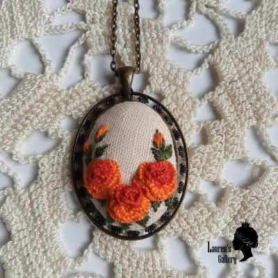 Embroidery necklace and its earing 