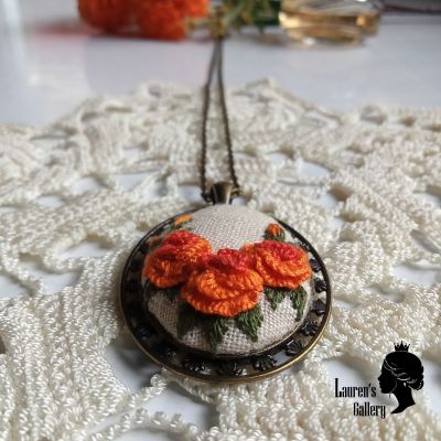 قلادة مطرزة والحلق الخاص بها