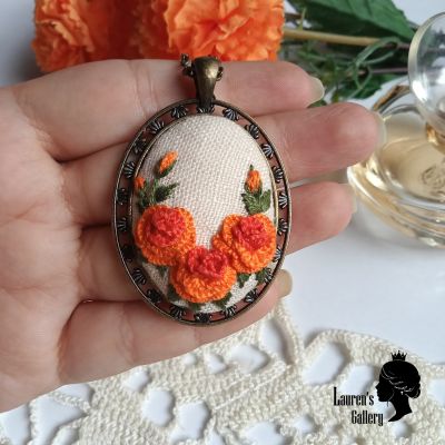 قلادة مطرزة والحلق الخاص بها