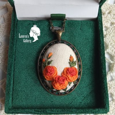 قلادة مطرزة والحلق الخاص بها