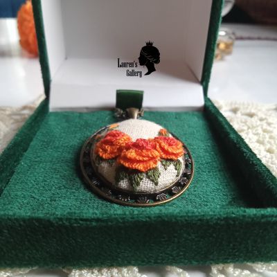 قلادة مطرزة والحلق الخاص بها