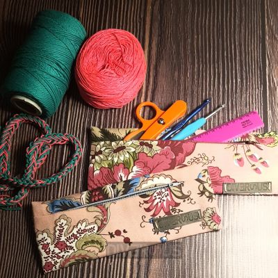 مجموعة من قطعتين،حافظة للاقلام وحافظة للنقود 