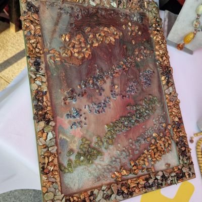 لوحة فنية من الخشب مغطاه والريزن مع الأحجار بألوان كلاسيكية قيمة 