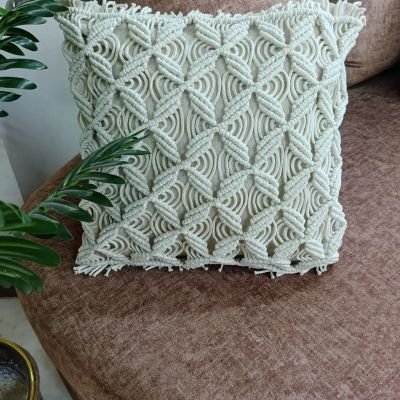 وسادة بفن المكرمية 