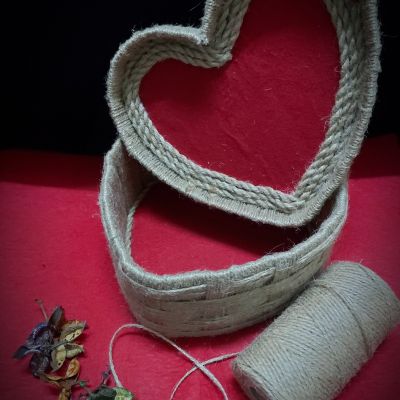 صندوق هدايا شكل قلب من خيوط الخيش 