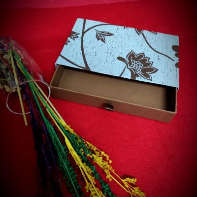 صندوق هدايا للمحافظ او البورتيفيه 