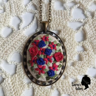 قلادة مطرزة