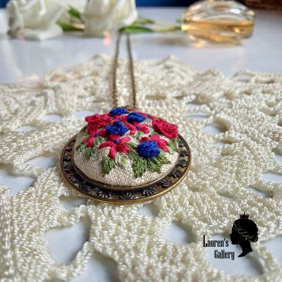 قلادة مطرزة