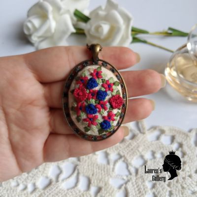 قلادة مطرزة