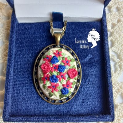 قلادة مطرزة