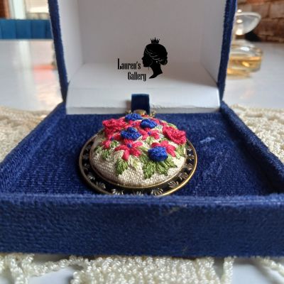 قلادة مطرزة